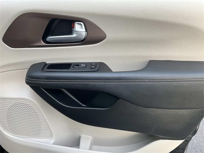 2024 Chrysler Voyager LX