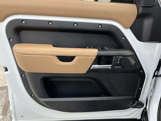 2025 Land Rover Defender 130 X-Dynamic SE