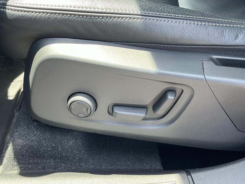 2023 Volvo XC40 B5 Plus Bright Theme