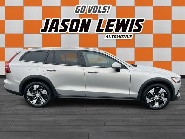2025 Volvo V60 Cross Country B5 Plus